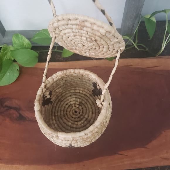 Woven Handing Basket with Lid - Picture 7 of 11